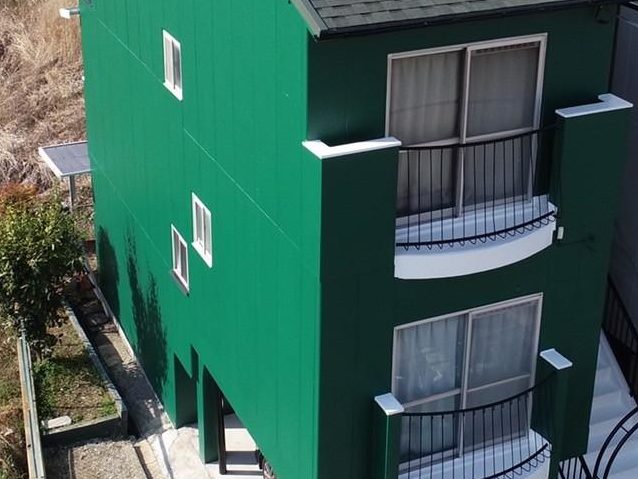 明石市でグリーンに塗装した3階建て